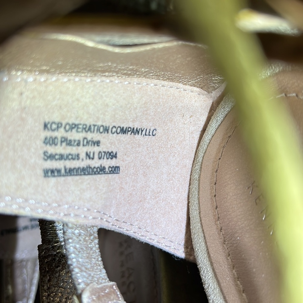 Reaction Kenneth Cole Sandals size 9 Strappy Gladiator Tan and Gold Tone - Picture 15 of 16